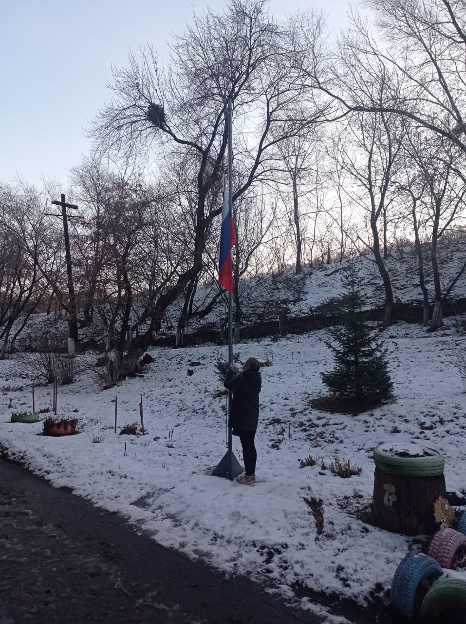 Церемония поднятия российского Государственного флага