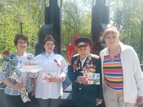 Студенты поздравляют с праздником Победы ветеранов войны, проживающих в Заводском районе и вручают им сладкие подарки